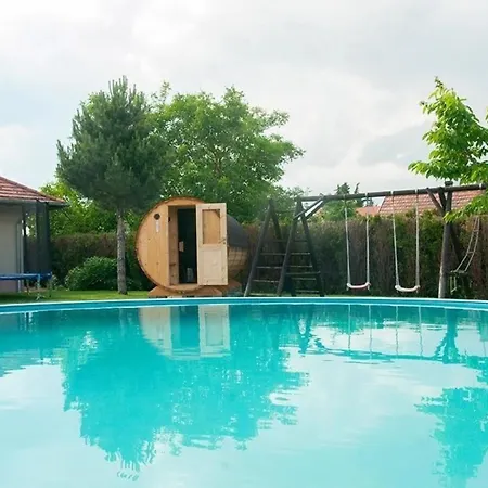 Hochwertiges In Mit Grill, Terrasse Und Pool * Balatonbereny