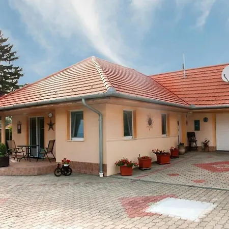 Holiday home Hochwertiges In Mit Grill, Terrasse Und Pool Balatonbereny
